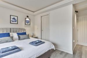 Large, Modern Apartment with En-suites, Wifi, Parking Accommodation image 2 Large, Modern Apartment with En-suites, Wifi, Parking image two