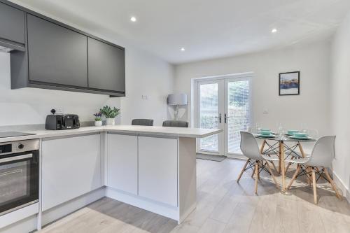 3 Bed Refurbished, Modern House, WiFi, Patio area Accommodation image 3 3 Bed Refurbished, Modern House, WiFi, Patio area image three