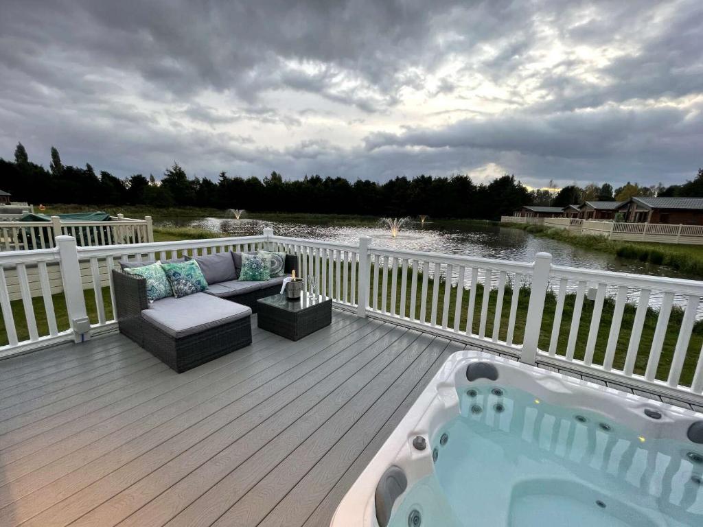 Lakeview Winter Lodge with Hot Tub Accommodation image 1 Lakeview Winter Lodge with Hot Tub image one