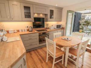 New Stable Cottage, Whitby image two