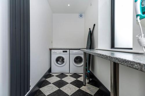 BOOTique House - Luxury Group Accommodation in Wakefield image three