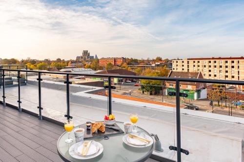 Amazing 2 bed Apartment with Roof Terrace in the heart of York Accommodation image 3 Amazing 2 bed Apartment with Roof Terrace in the heart of York image three