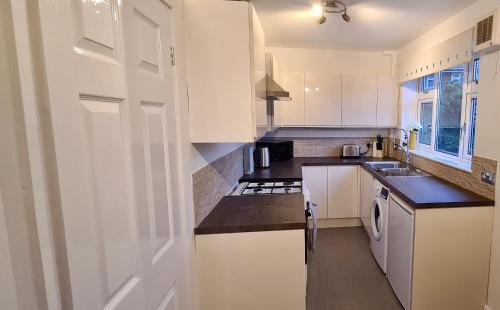 ✪ Spacious Luxury 2-bed w/ parking & garden Accommodation image 3 ✪ Spacious Luxury 2-bed w/ parking & garden image three