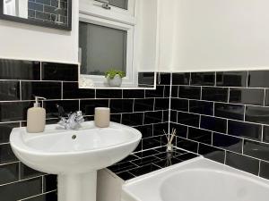 ✪ Spacious Luxury 2-bed w/ parking & garden Accommodation image 2 ✪ Spacious Luxury 2-bed w/ parking & garden image two