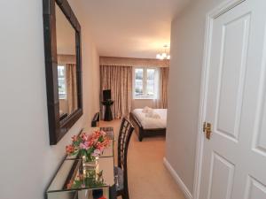 5 Hunton Court image two