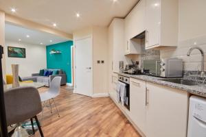 The Emerald Abode of Leeds - Sleeps 6 - Parking Accommodation image 2 The Emerald Abode of Leeds - Sleeps 6 - Parking image two