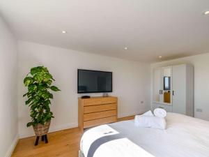 2-Bed Modern Bungalow - Outstanding Country Views Accommodation image 2 2-Bed Modern Bungalow - Outstanding Country Views image two