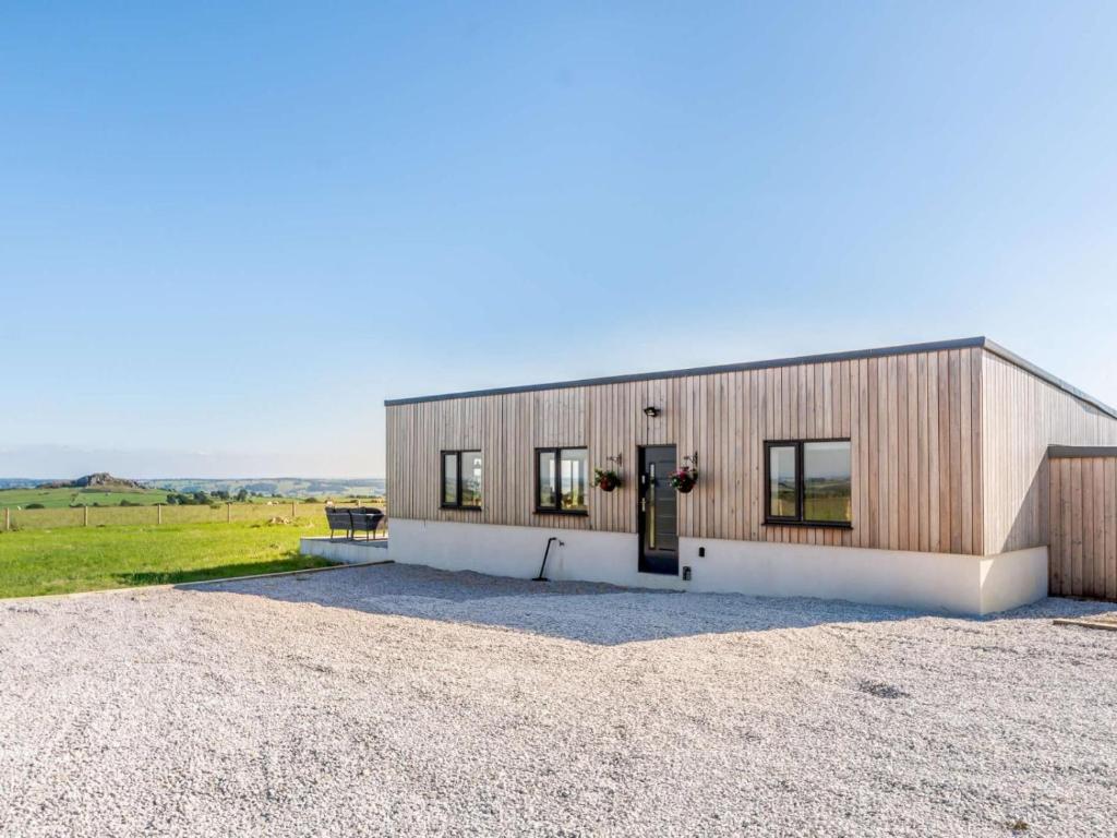 2-Bed Modern Bungalow - Outstanding Country Views Accommodation image 1 2-Bed Modern Bungalow - Outstanding Country Views image one
