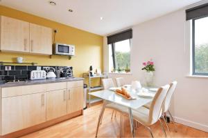 Modern City Centre Studio Apartment - West One Accommodation image 2 Modern City Centre Studio Apartment - West One image two