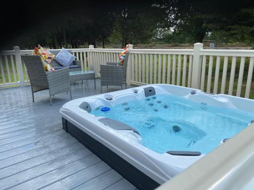 Springwood Lodge with Hot Tub Accommodation image 3 Springwood Lodge with Hot Tub image three