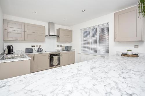 Luxury Duplex 2-Bed Apartment Fruit Market Marina Accommodation image 3 Luxury Duplex 2-Bed Apartment Fruit Market Marina image three