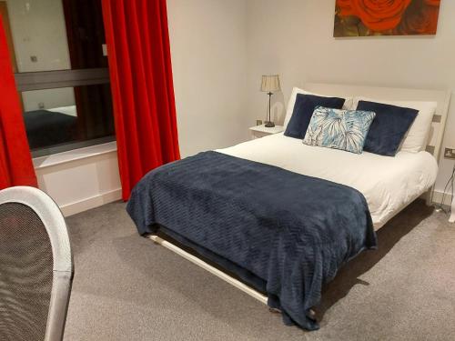 Large 2 Bed, 2 Bath, Free Parking & WiFi image three
