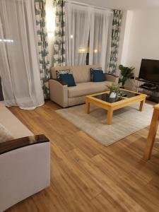 Large 2 Bed, 2 Bath, Free Parking & WiFi image two