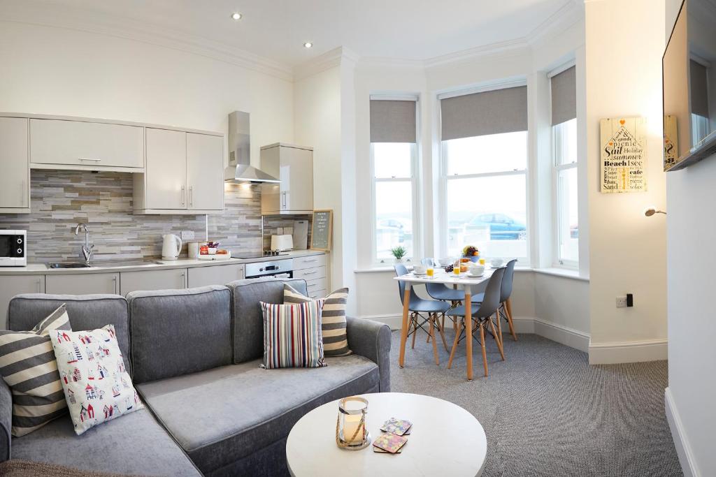 Headland View - Stunning Sea Views - Yorkshire Coast Holiday Lets Accommodation image 1 Headland View - Stunning Sea Views - Yorkshire Coast Holiday Lets image one