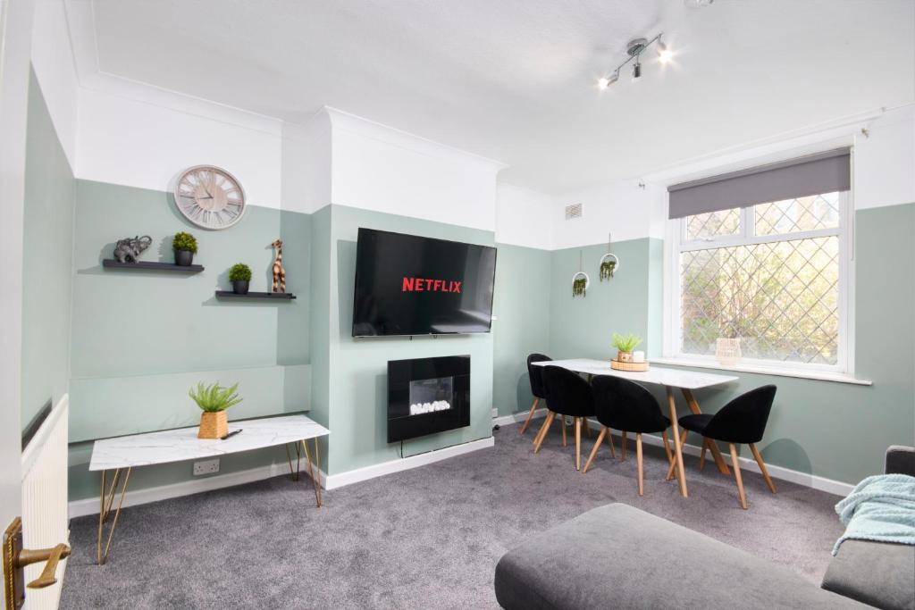 Ideal Apartment - Sleeps 6 - Netflix Accommodation image 1 Ideal Apartment - Sleeps 6 - Netflix image one