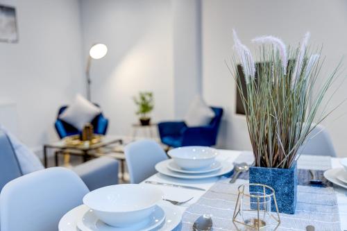 Centrally Located, Modern 2 Bedroom Apartment with Parking Accommodation image 3 Centrally Located, Modern 2 Bedroom Apartment with Parking image three