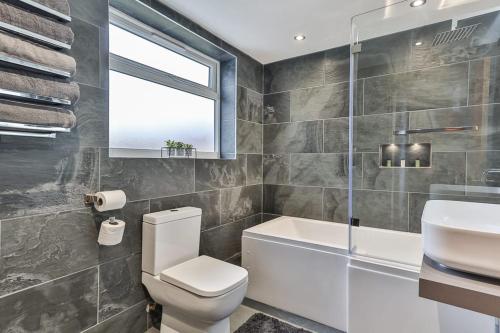 Luxury Spacious Pad with Games Room Accommodation image 3 Luxury Spacious Pad with Games Room image three