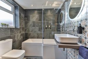 Luxury Spacious Pad with Games Room Accommodation image 2 Luxury Spacious Pad with Games Room image two