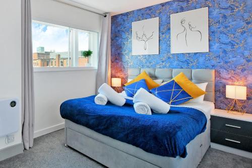 Sheffield Penthouse with Rooftop Terrace & FREE Parking image three