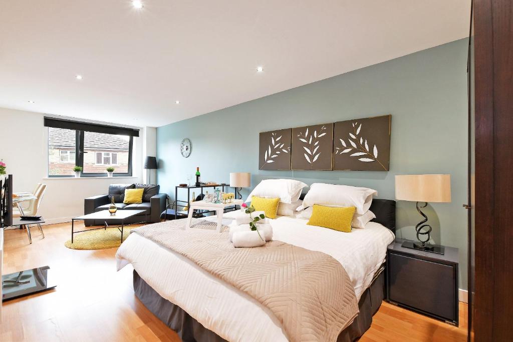 Modern City Centre Studio Apartment - West One Accommodation image 1 Modern City Centre Studio Apartment - West One image one