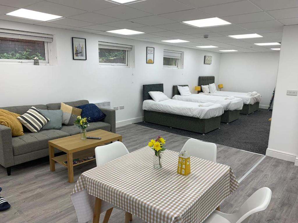 Huge studio close to city centre with free secure parking image one
