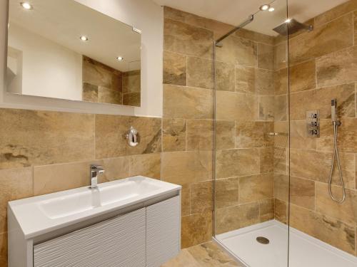 Aysgarth Nook by Maison Parfaite - Luxury Holiday Home with Hot Tub image three