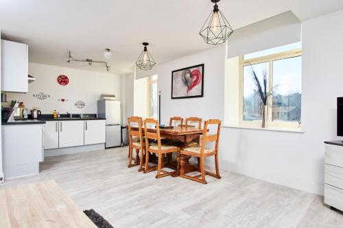 Executive Apartment - Sleeps 6 Accommodation image 3 Executive Apartment - Sleeps 6 image three