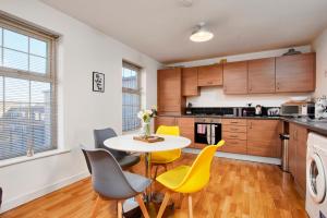 Stunning 2 Bed Apartment -Parking - Great Location Accommodation image 2 Stunning 2 Bed Apartment -Parking - Great Location image two