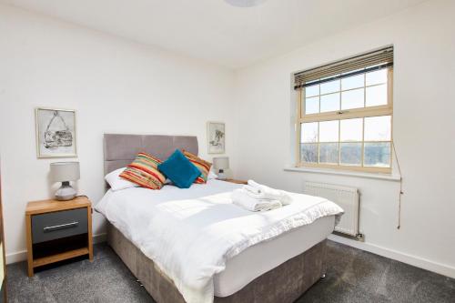 Stunning 2 Bed Apartment -Parking - Great Location Accommodation image 3 Stunning 2 Bed Apartment -Parking - Great Location image three