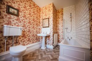 Pinchinthorpe Hall image two