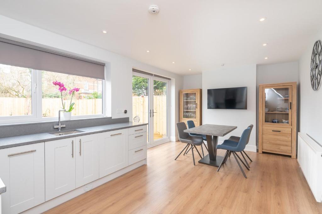 Pass the Keys High Spec 2 Bed House with Driveway and Garden Accommodation image 1 Pass the Keys High Spec 2 Bed House with Driveway and Garden image one