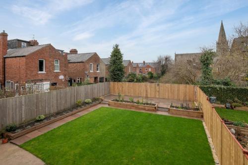 Pass the Keys High Spec 2 Bed House with Driveway and Garden Accommodation image 3 Pass the Keys High Spec 2 Bed House with Driveway and Garden image three