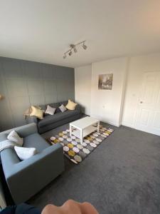 Captivating 3-Bedroom House image two