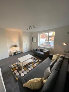 Apartments in Castleford & Surrounds Page image 3 Picture of Captivating 3-Bedroom House