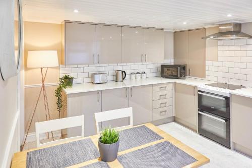 Host & Stay - Tanqueray House Accommodation image 3 Host & Stay - Tanqueray House image three