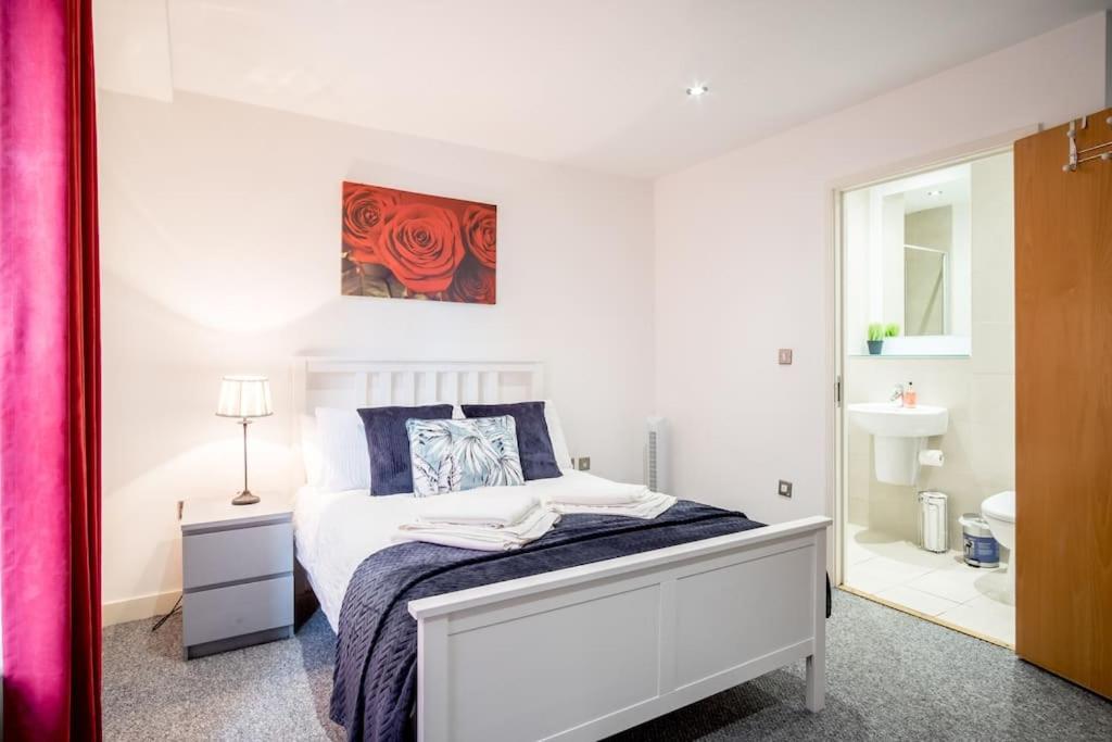 Large 2 Bed, 2 Bath, Free Parking & WiFi image one