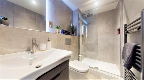 Icona - Luxurious 2 bed apartment image three