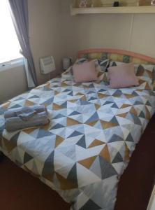 Row J26 - 3 Bedroom 6 berth caravan Accommodation image 2 Row J26 - 3 Bedroom 6 berth caravan image two