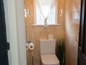 Pass the Keys Amazing, Newly renovated 5Bedroom House sleeps 10 Accommodation image 2 Pass the Keys Amazing, Newly renovated 5Bedroom House sleeps 10 image two