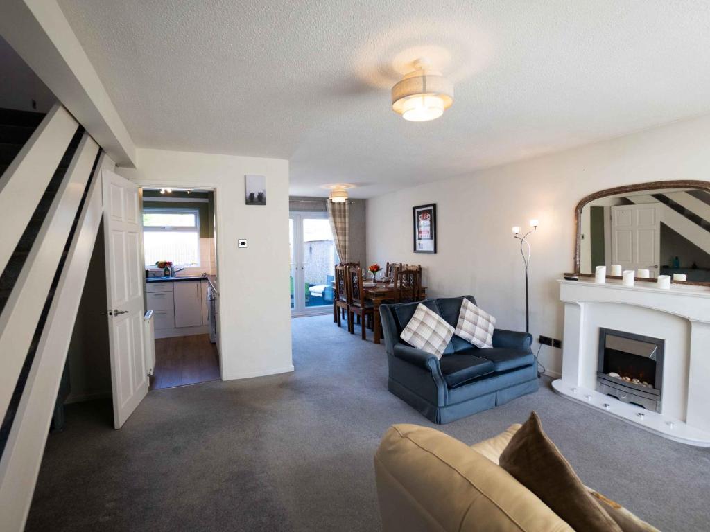 Pass the Keys newly renovated cosy 3 bedroom house free parking image one