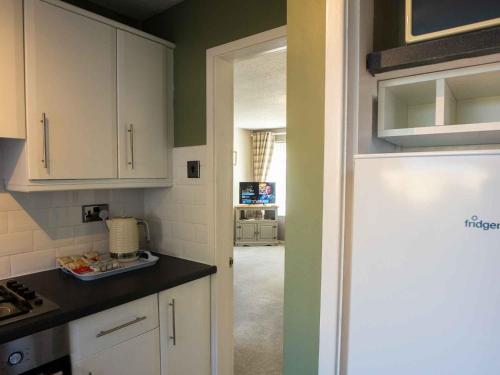 Pass the Keys newly renovated cosy 3 bedroom house free parking image three