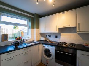 Pass the Keys newly renovated cosy 3 bedroom house free parking image two