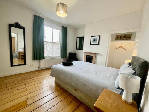 Great Town House - Central York image three