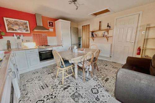 GuestReady - Close To Leeds City Spacious Sleeps 6 Bright Family Home Accommodation image 3 GuestReady - Close To Leeds City Spacious Sleeps 6 Bright Family Home image three