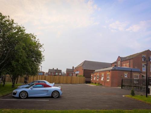 Modern city centre flat with free parking image three