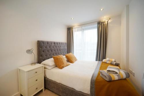Modern 2 Bed Apartment with Juliet Balcony - DHB STAYS image three