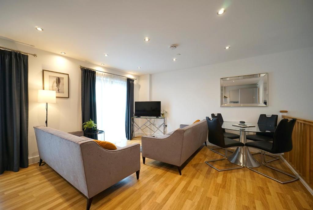 Modern 2 Bed Apartment with Juliet Balcony - DHB STAYS image one