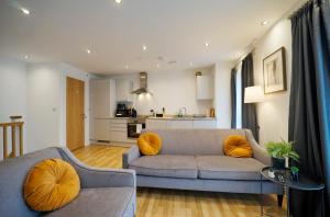 Modern 2 Bed Apartment with Juliet Balcony - DHB STAYS image two