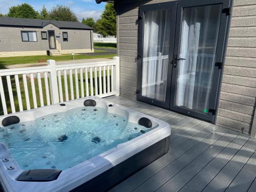 Peace Lodge with Hot Tub Accommodation image 3 Peace Lodge with Hot Tub image three