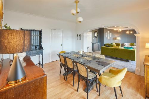 Host & Stay - Regency Mansions Apartment Accommodation image 3 Host & Stay - Regency Mansions Apartment image three